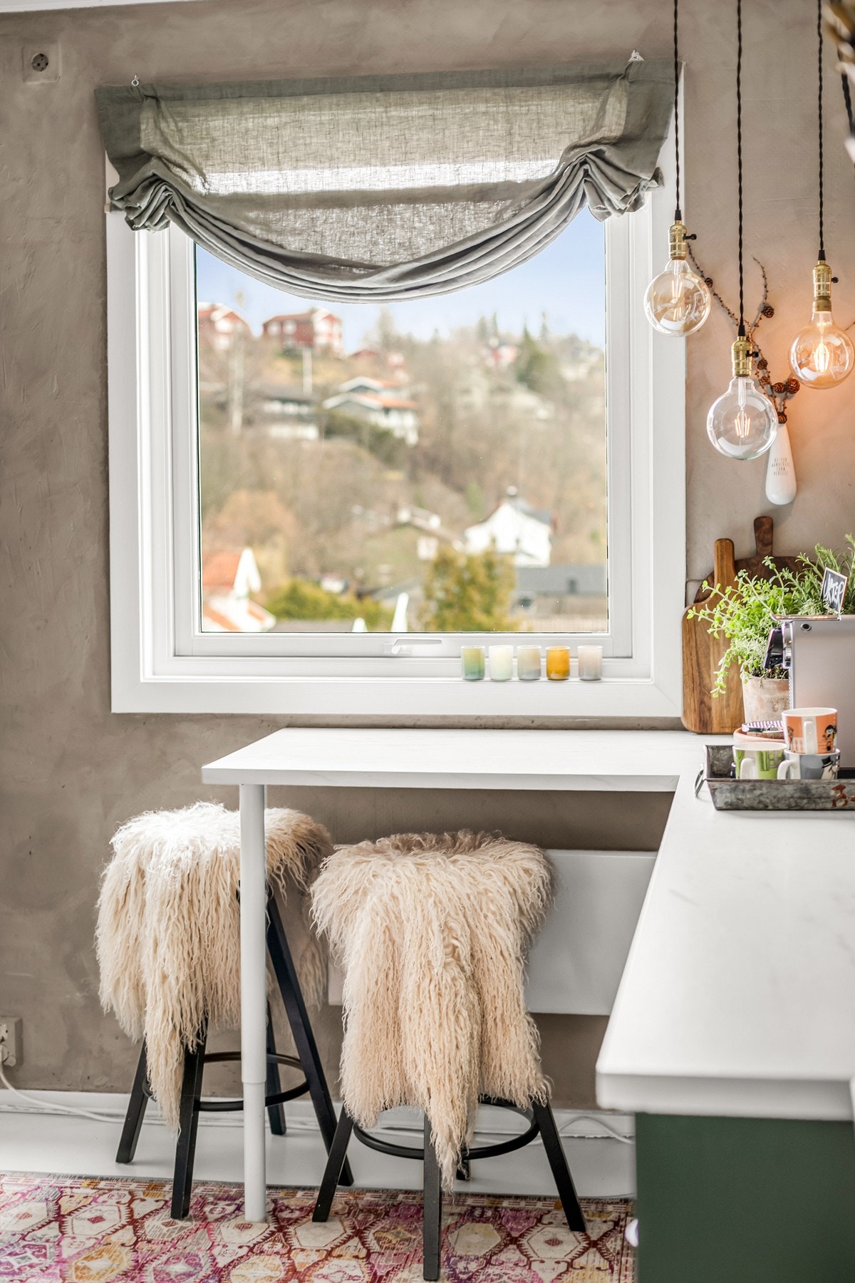 På kjøkkenet er det også lagt opp til en hyggelig frokostkrok ved vinduet. Galleribilde
