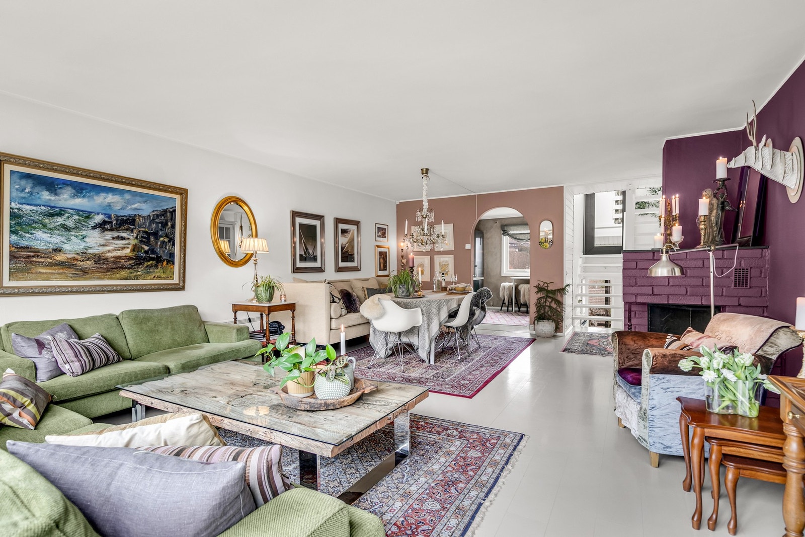 God plass til flere sofaer og et stort spisebord, perfekt for både hverdag og sosiale sammenkomster. Galleribilde