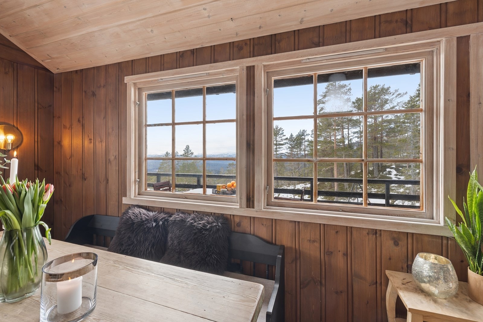 Vinduene rammer inn de naturskjønne omgivelsene. Galleribilde