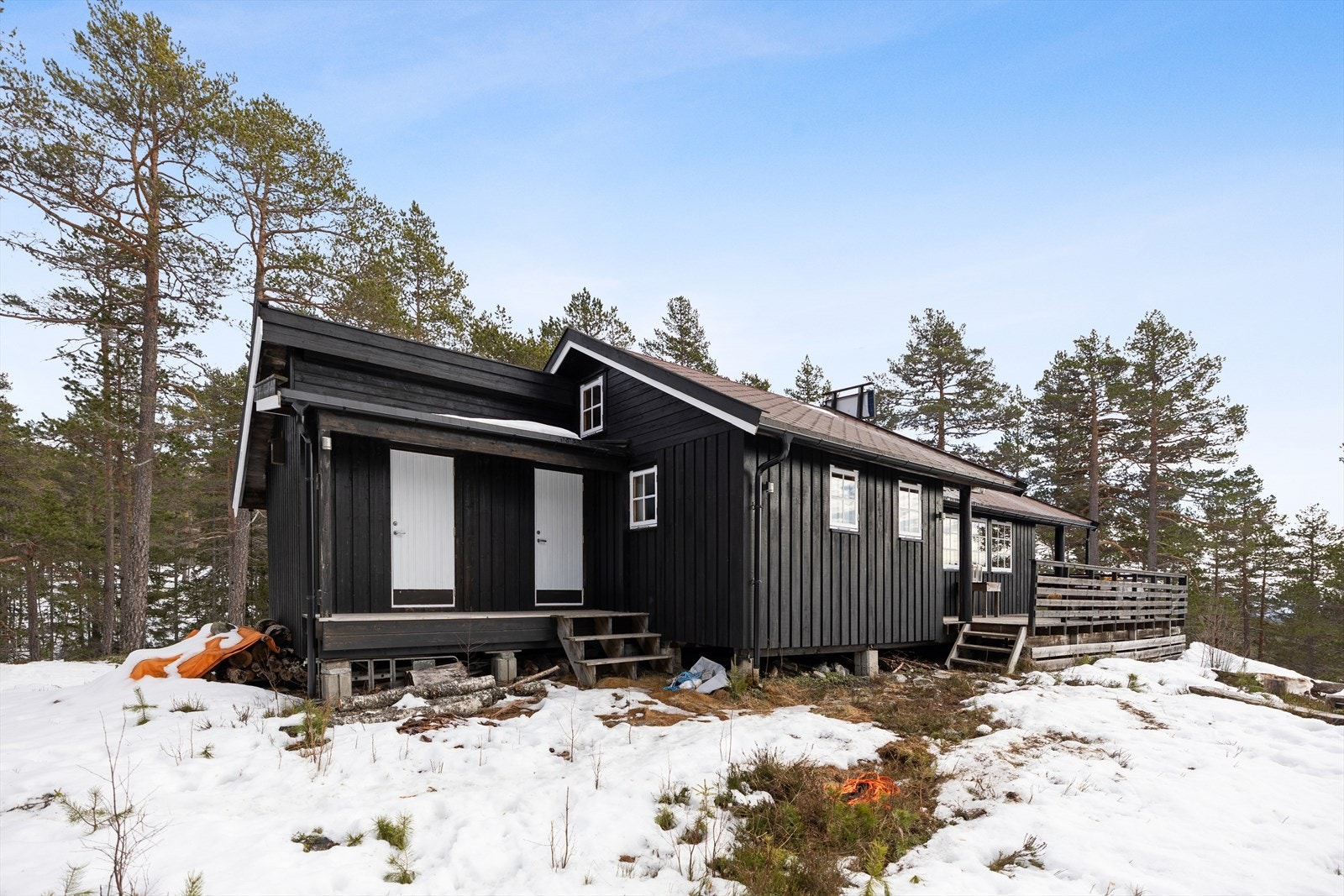 Eiendommen består av hytte med tilhørende veranda, samt to boder med utvendig adkomst. Galleribilde