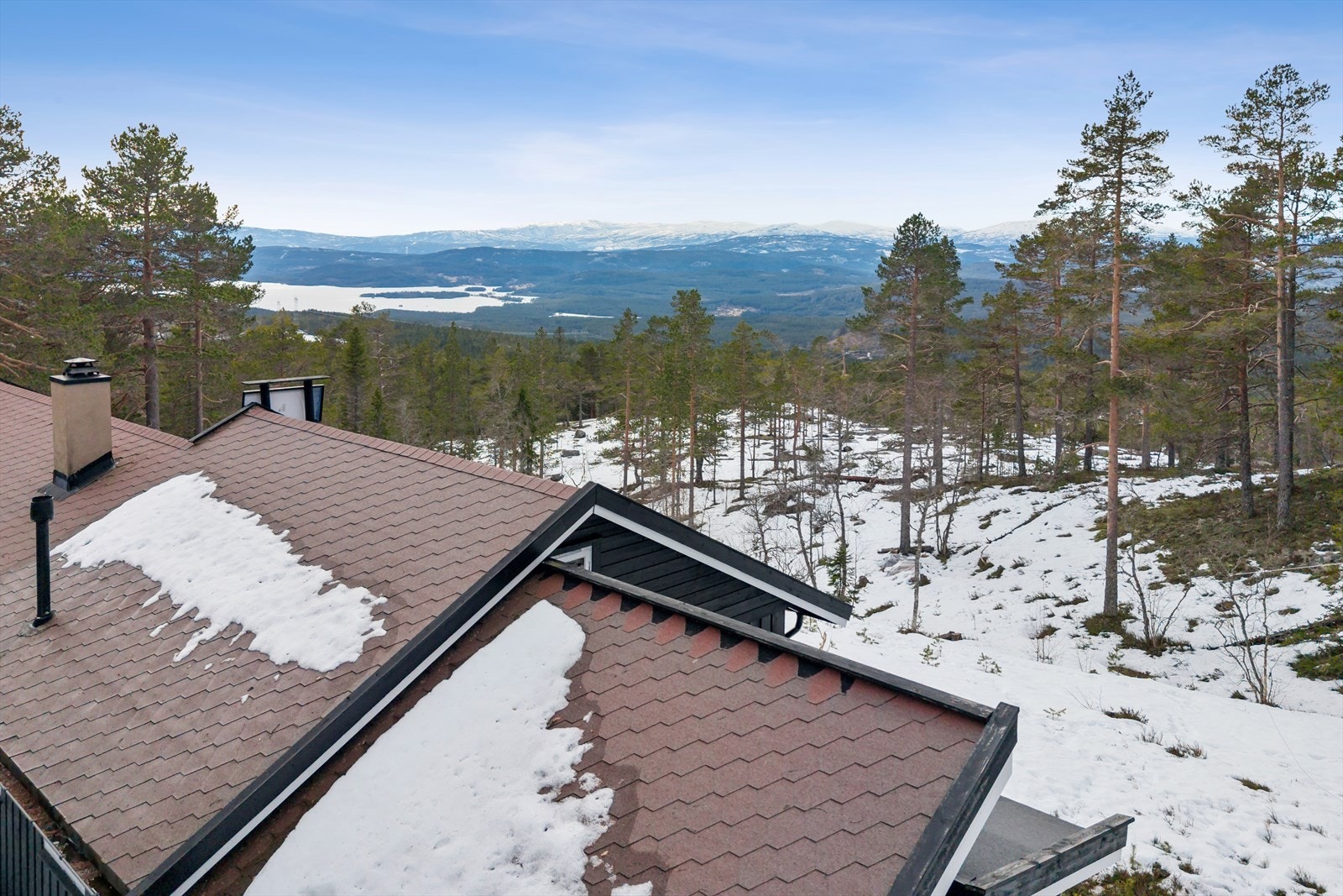 Hytta ligger høyt og fritt til i et stille, solrikt område med flott utsikt over både nærområdet og Follsjøen. Galleribilde