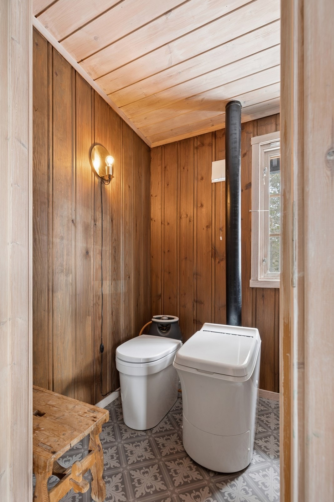 Toalettrommet er utstyrt med Cinderella forbrenningstoalett og urinal. Galleribilde