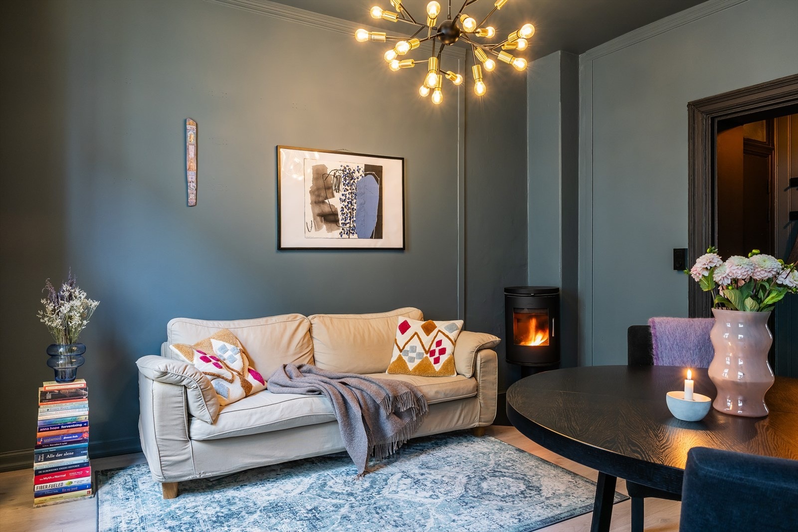 Romslig og innbydende stue som enkelt lar seg møblere med sofagruppe og spisebord. Galleribilde