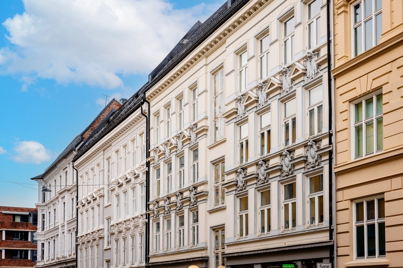 Bygården er oppført i 1898 og har pusset og malte fasader. Velkommen til en hyggelig visning! Galleribilde
