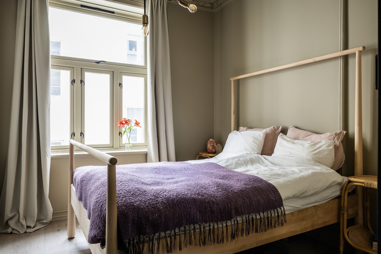 Soverommet er av god størrelse, med en romslig garderobeløsning og god plass til dobbeltseng med tilhørende møblement. Galleribilde