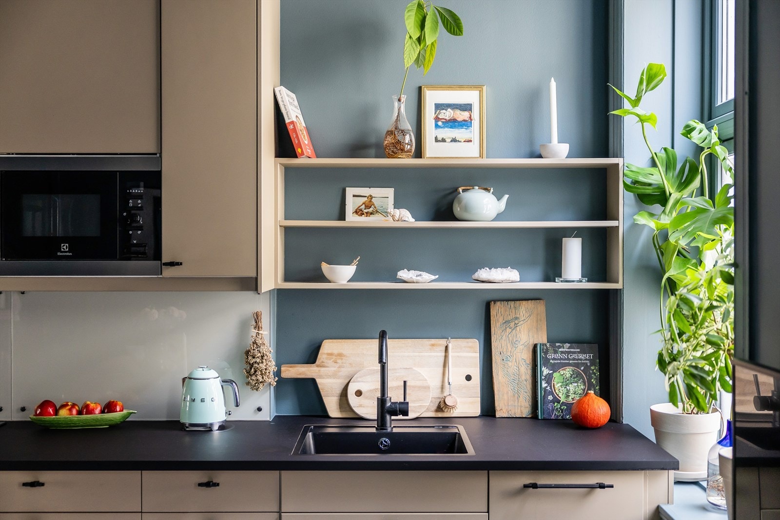 Kjøkkenet er utstyrt med flotte integrerte hvitevarer som induksjon platetopp, stekeovn, mikrobølgeovn, kombiskap (kjøl/frys) og 45 cm oppvaskmaskin. Galleribilde