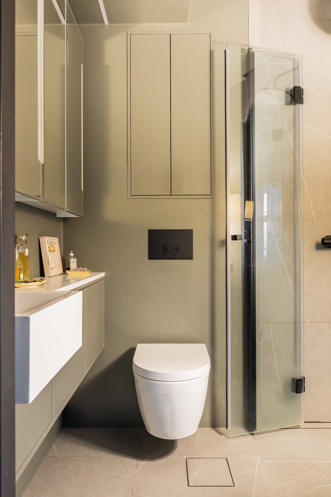 Fliser på gulvet og varmekabler gir komfort og funksjonalitet på badet. Galleribilde