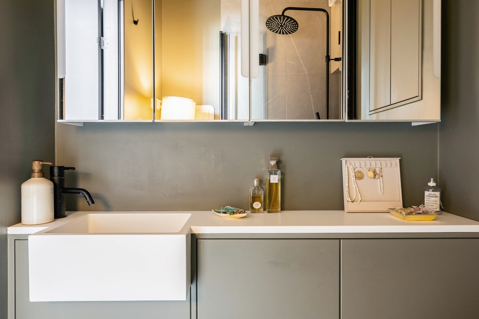 Benken på badet har over- og underskap og en integrert servant for praktisk oppbevaring. Galleribilde