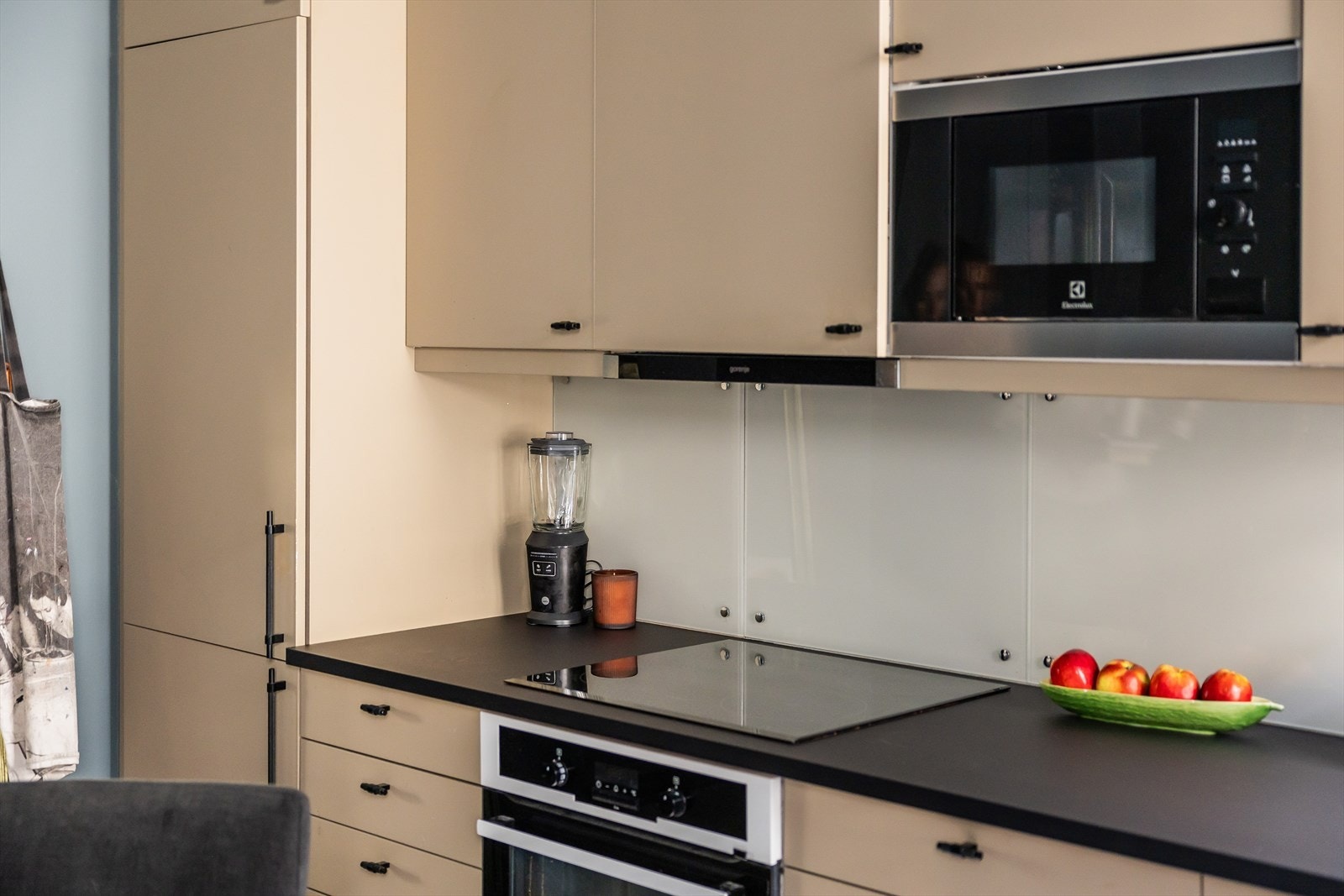 På dette kjøkkenet kan du enkelt underholde gjestene samtidig som du ferdigstiller maten. Galleribilde