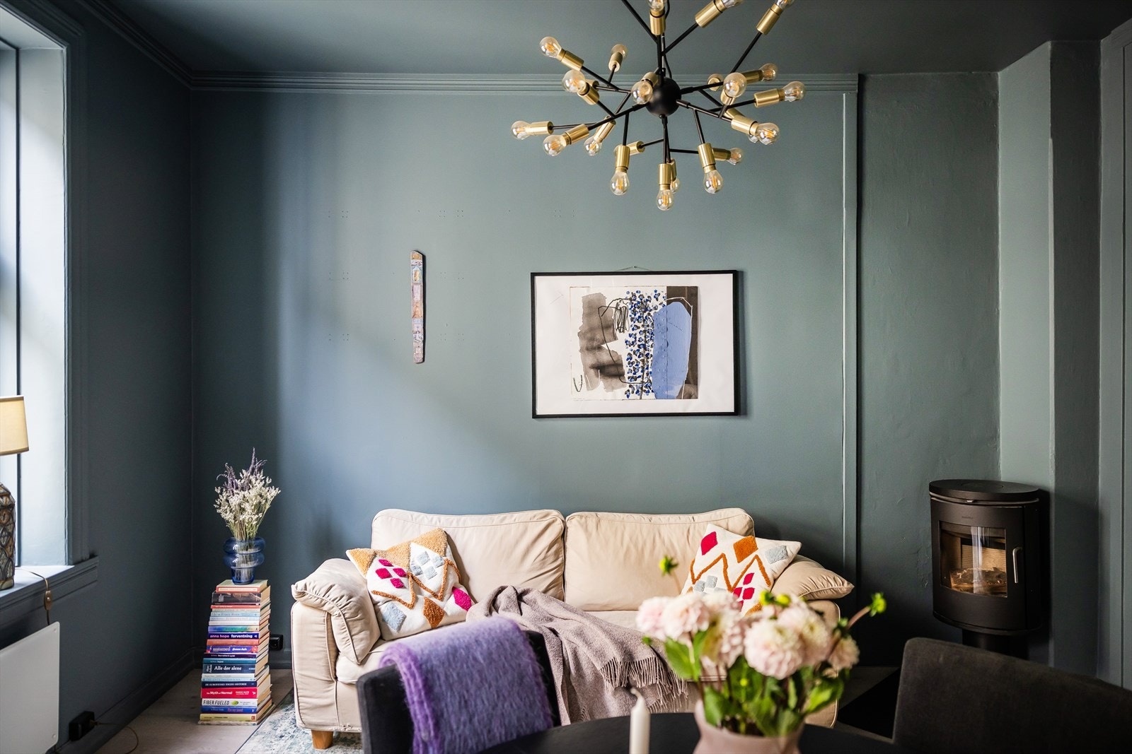 Leiligheten byr på flotte klassiske detaljer som rosett, stukkatur, klassiske vinduer og detaljerte lister. Galleribilde