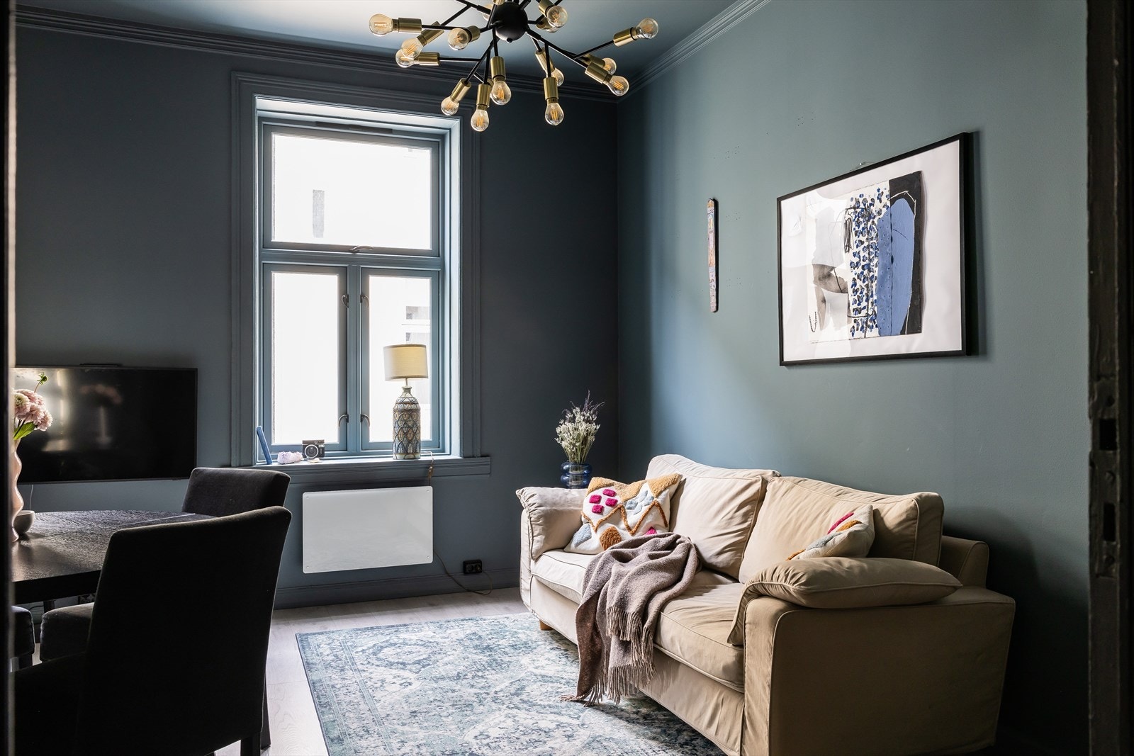 Store vindusflater i stuen gir godt naturlig lysinnslipp. Galleribilde