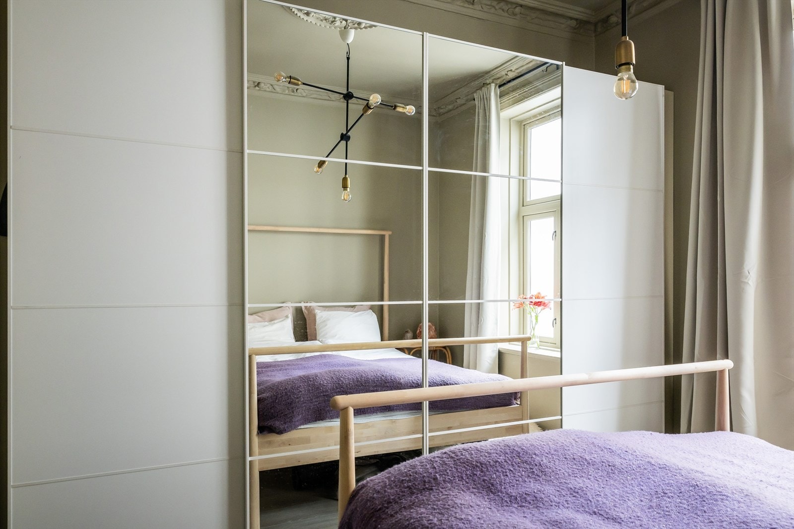 Skyvedørsgarderobe med speil gir både oppbevaring og en romslig følelse. Galleribilde