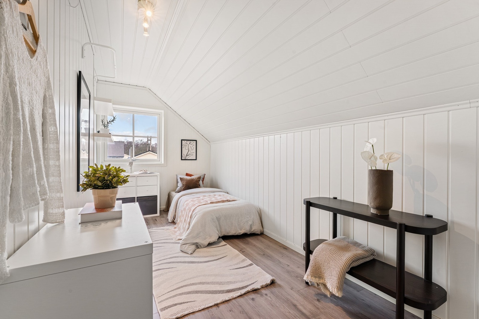 Soverom nummer fire. Totalt har boligen fem soverom. Galleribilde