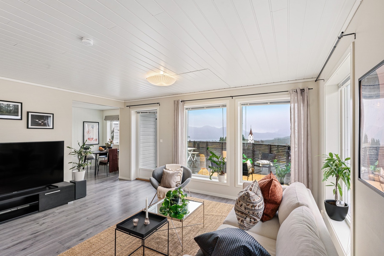 I stuen har man god plass til spiseavdeling og sofagruppe. Galleribilde