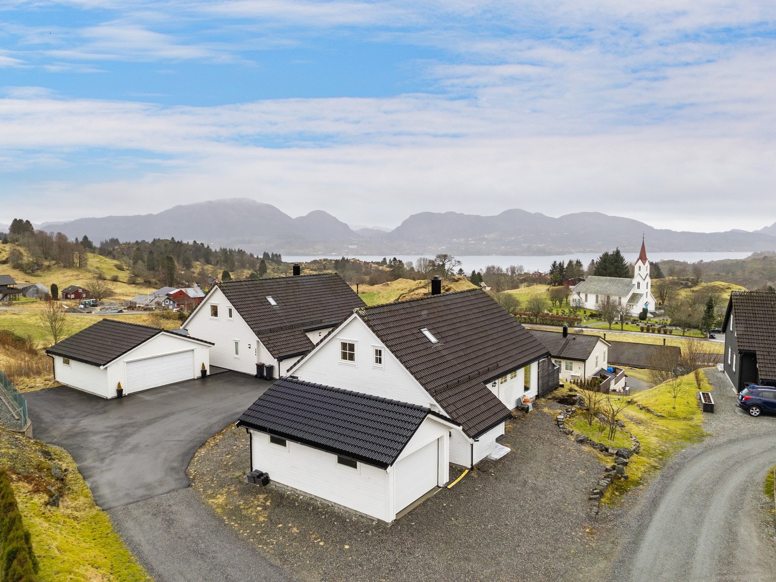 Tilhørende boligen har man garasje som ble oppført i 2021. Elbil lader er montert. Galleribilde