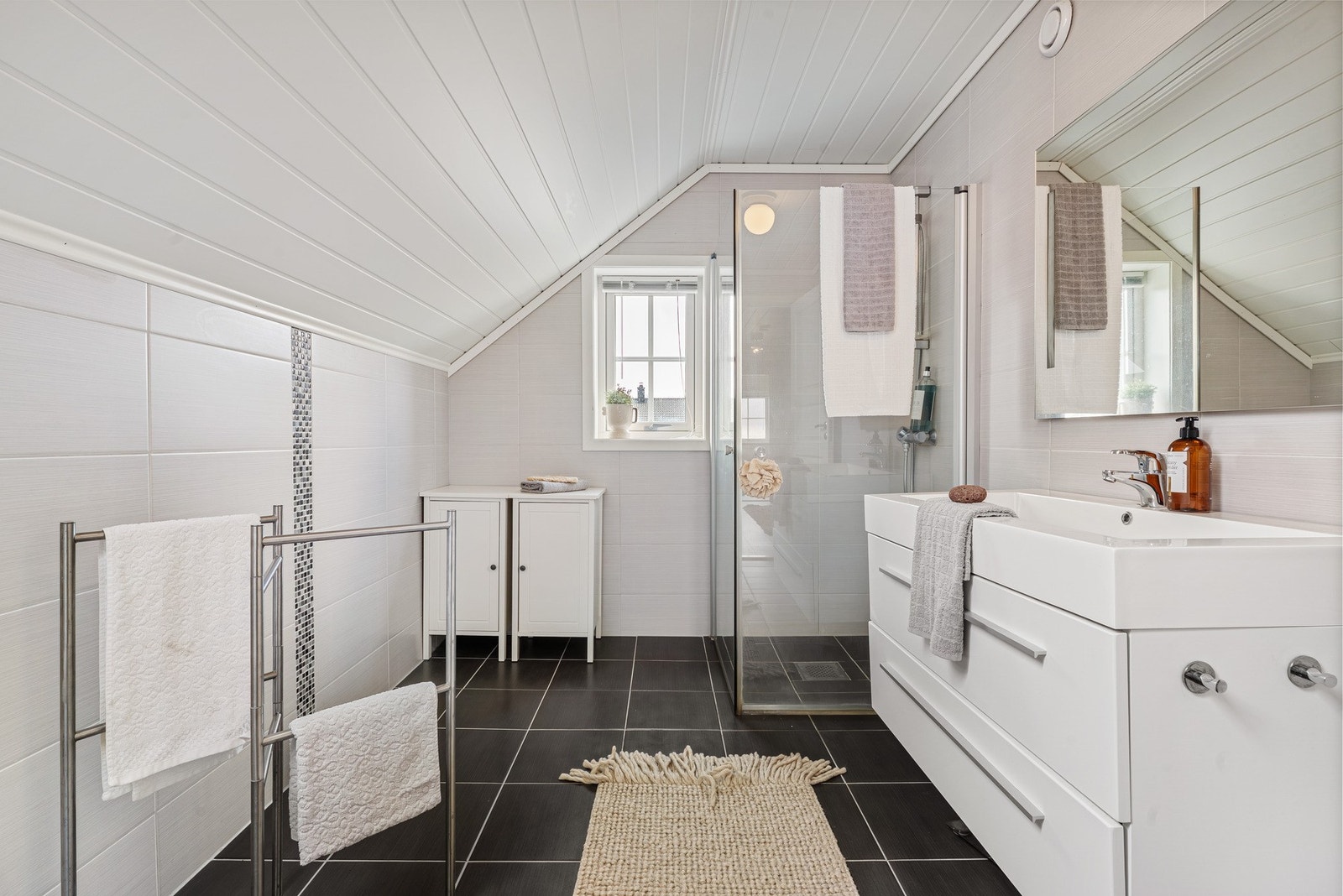 Helfliset baderom også i denne etasjen. Galleribilde