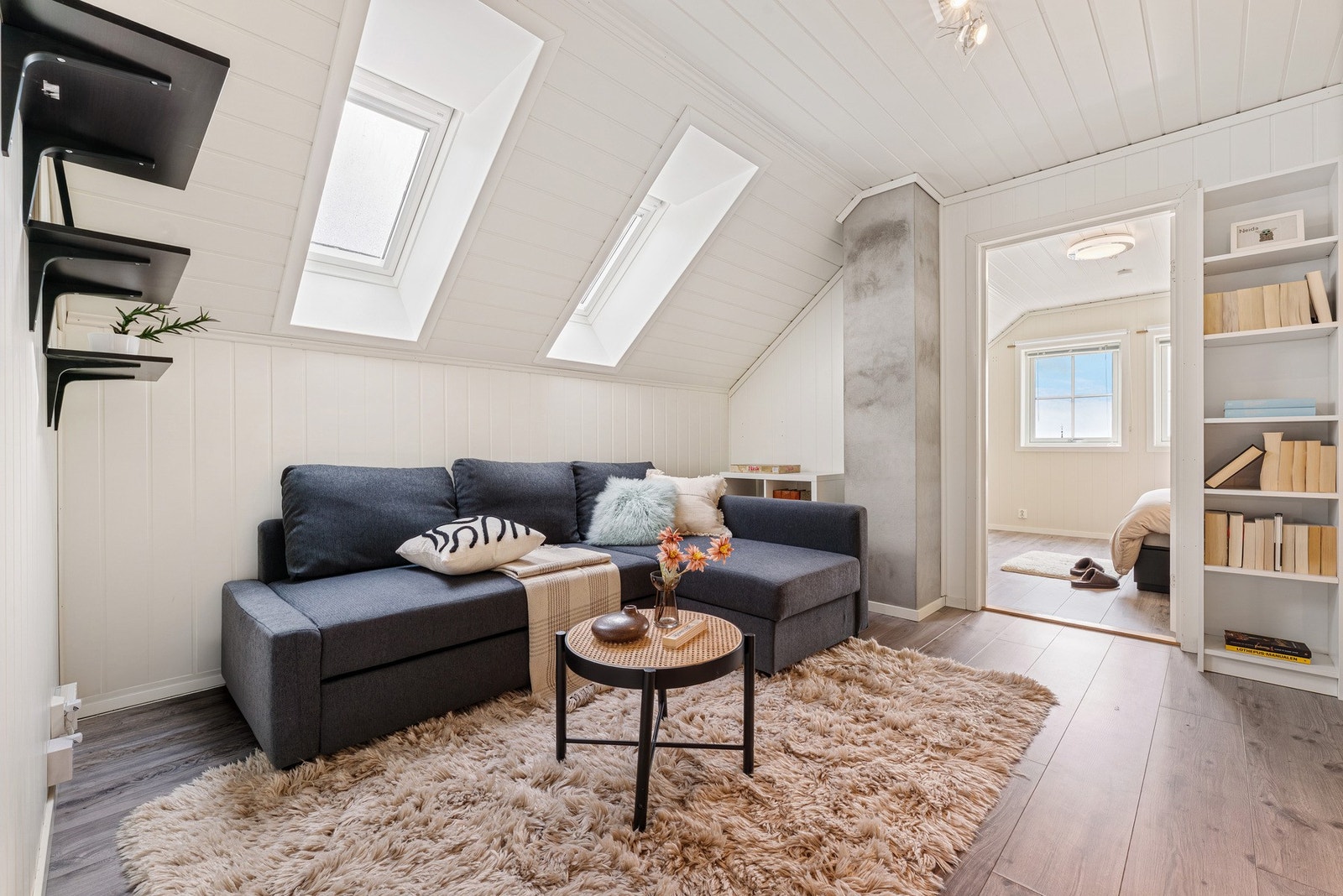 I loftstuen finner man også takvinduer som gir mulighet for lufting og dagslys. Galleribilde