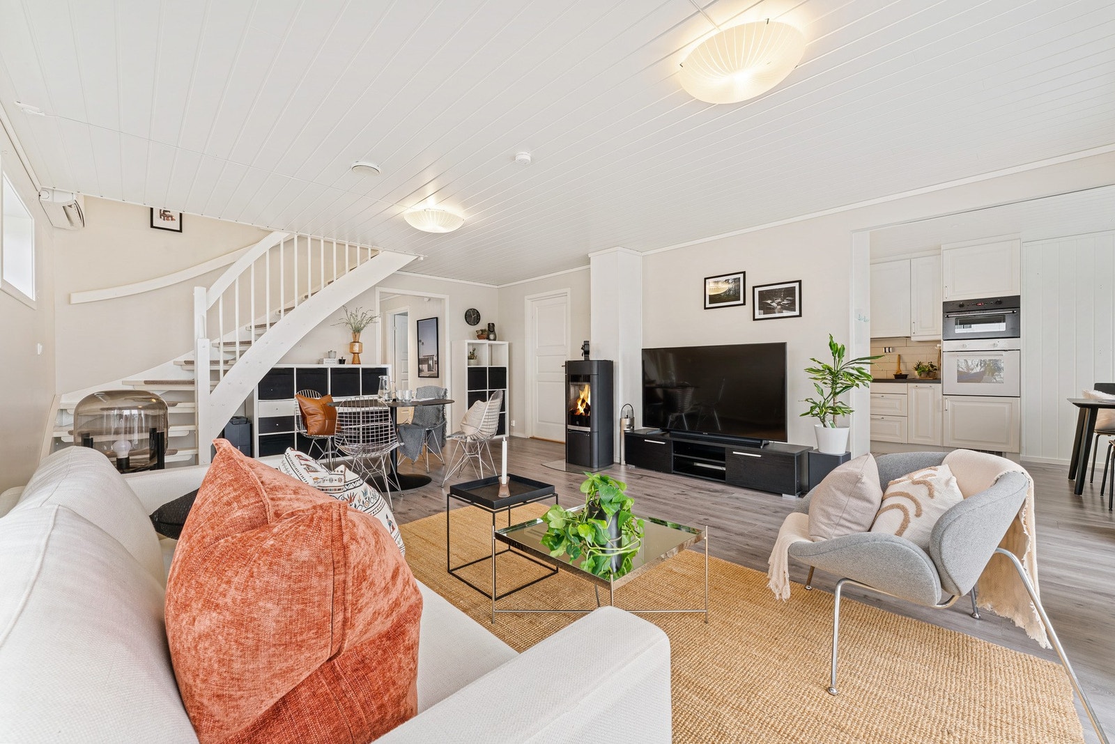 Det er delvis åpen stue/ kjøkkenløsning hvor kjøkkenet ligger litt mer tilbaketrukket Galleribilde