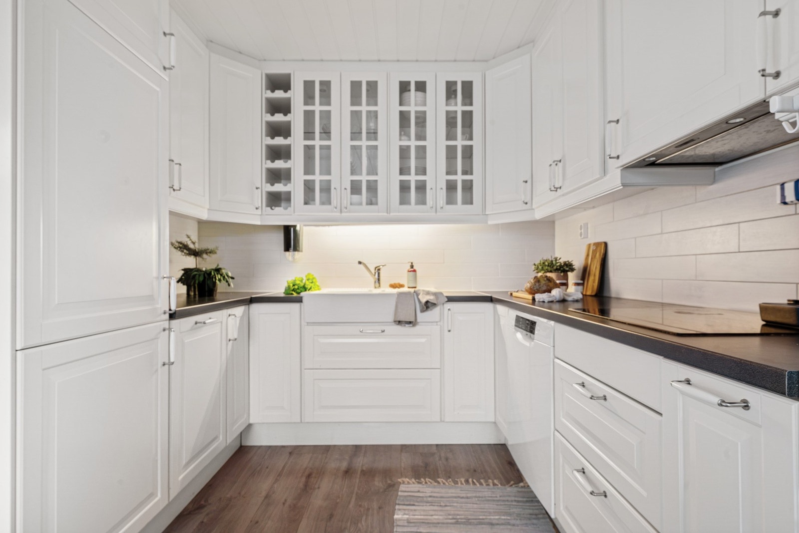 Kjøkkenet har godt med benkeplass, skap- og skuffeplass Galleribilde