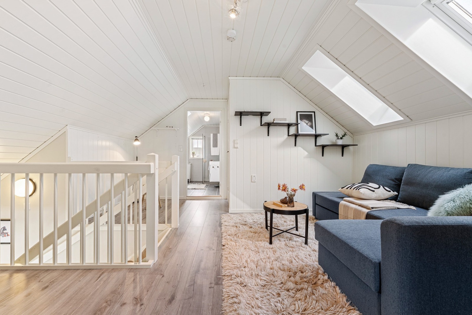 Trivelig loftstue med plass til sofagruppe, tv m.m. Galleribilde