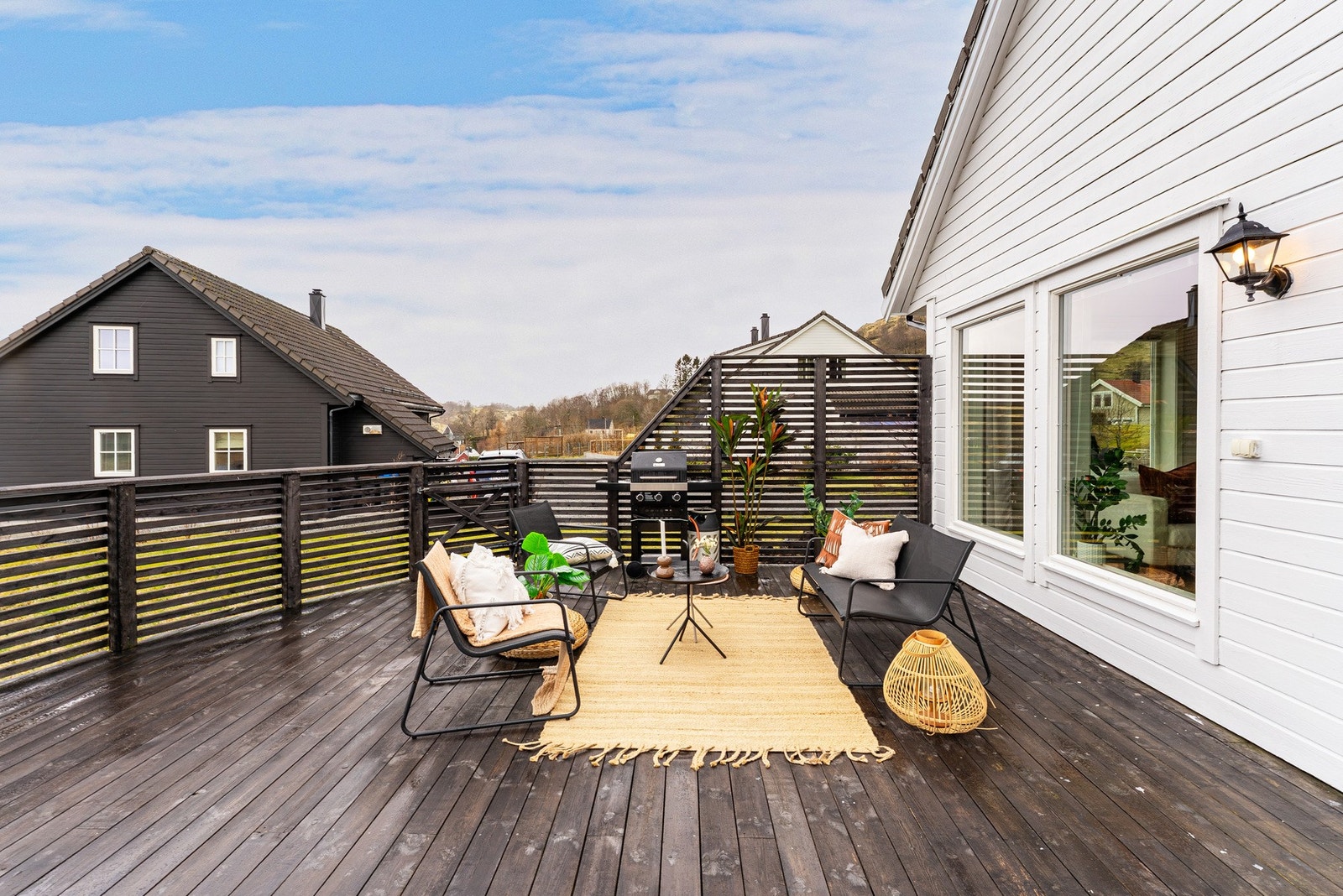 Terrassen er på ca. 40 m² så her har man god plass til utemøblement, grill m.m. Galleribilde