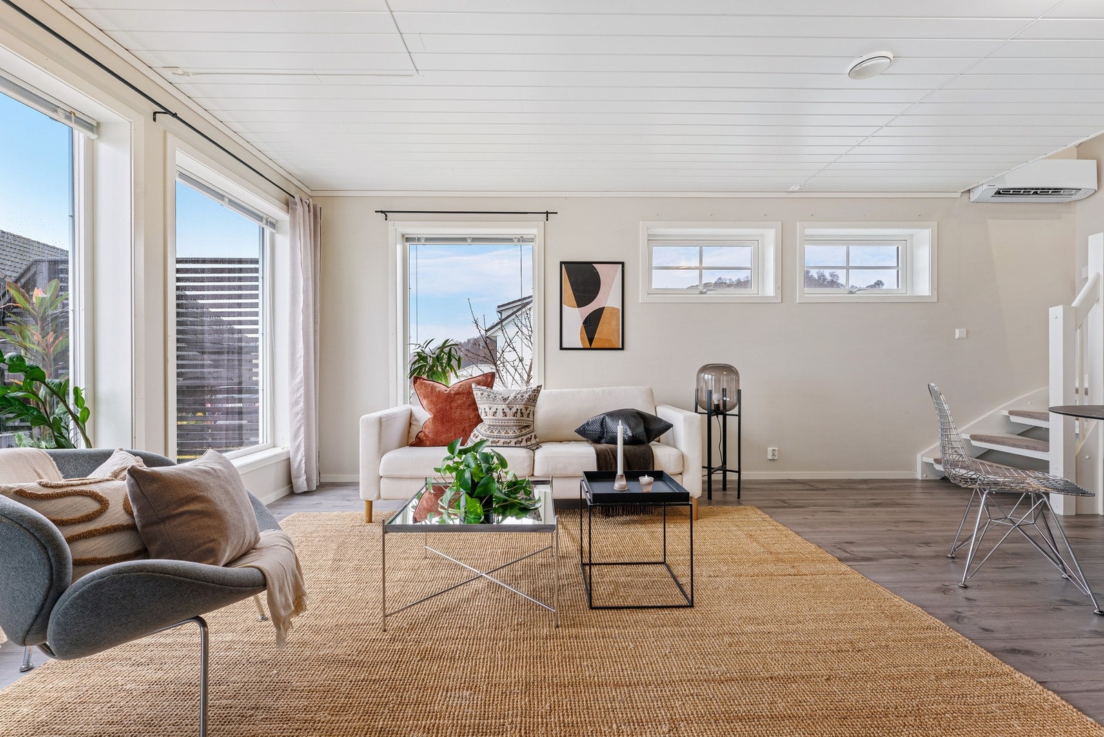 Det er godt med vindusflater som gjør stuen lys og trivelig Galleribilde