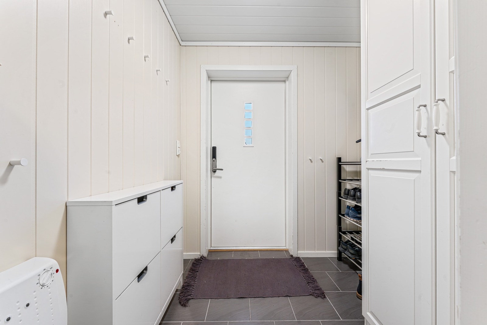 Entre med gulvfliser og varmekabler. Galleribilde