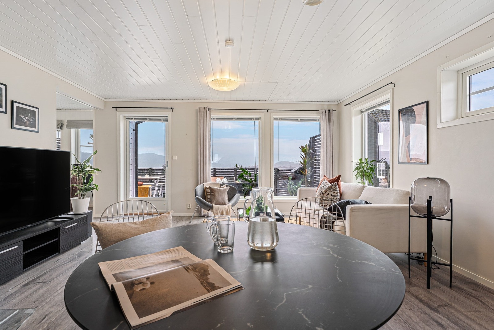 Fra stue/ kjøkken har man utgang til solrik terrasse Galleribilde