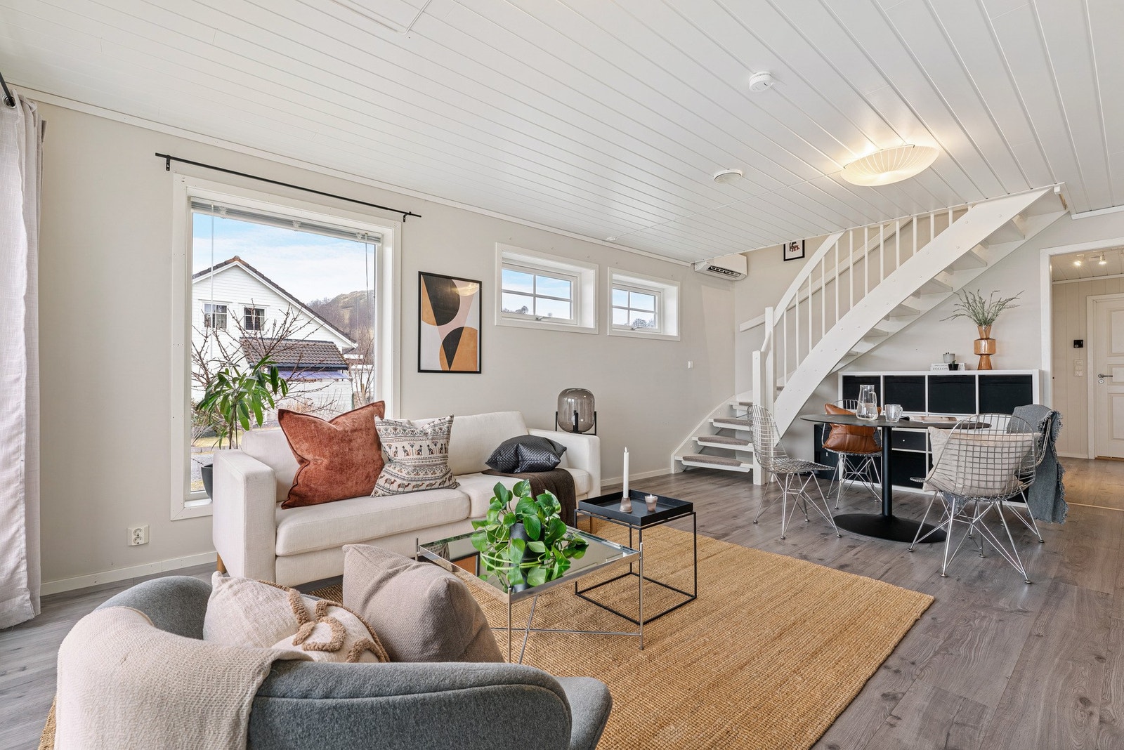 I stuen finner man vedovn for kalde vinterdager. Varmepumpe med kjøling er også montert Galleribilde