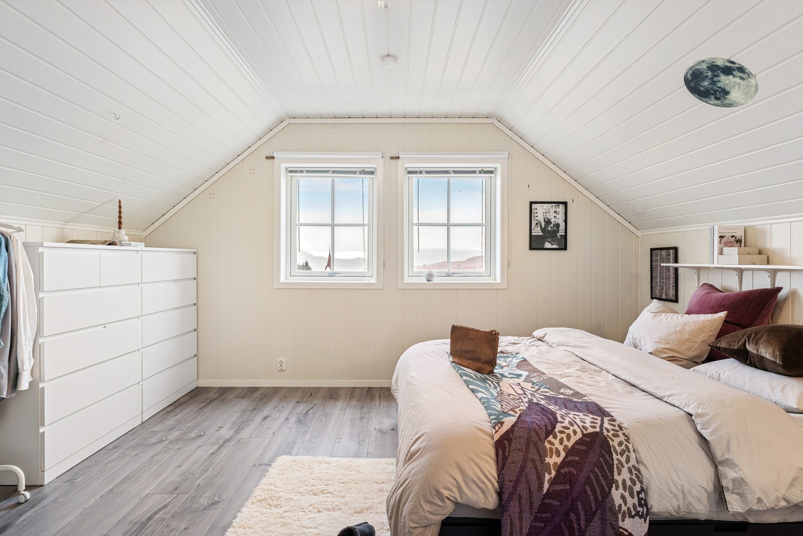 Stort soverom på 14,74 m². Her har man god plass til dobbeltseng, komoder m.m. Galleribilde