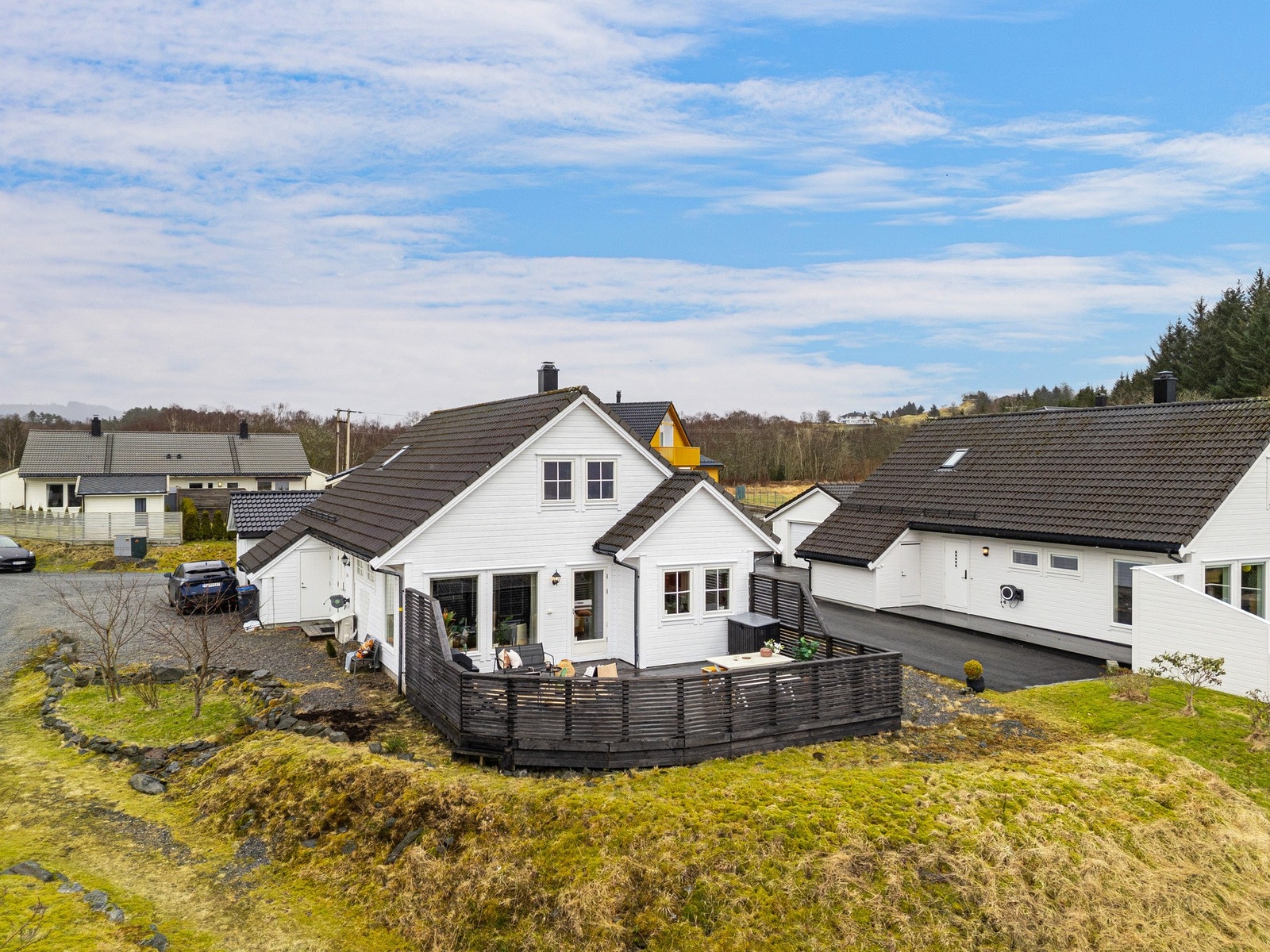 Boligen ligger fint til i et etablert og barnevennlig boligområde i Sæbøvågen. Galleribilde