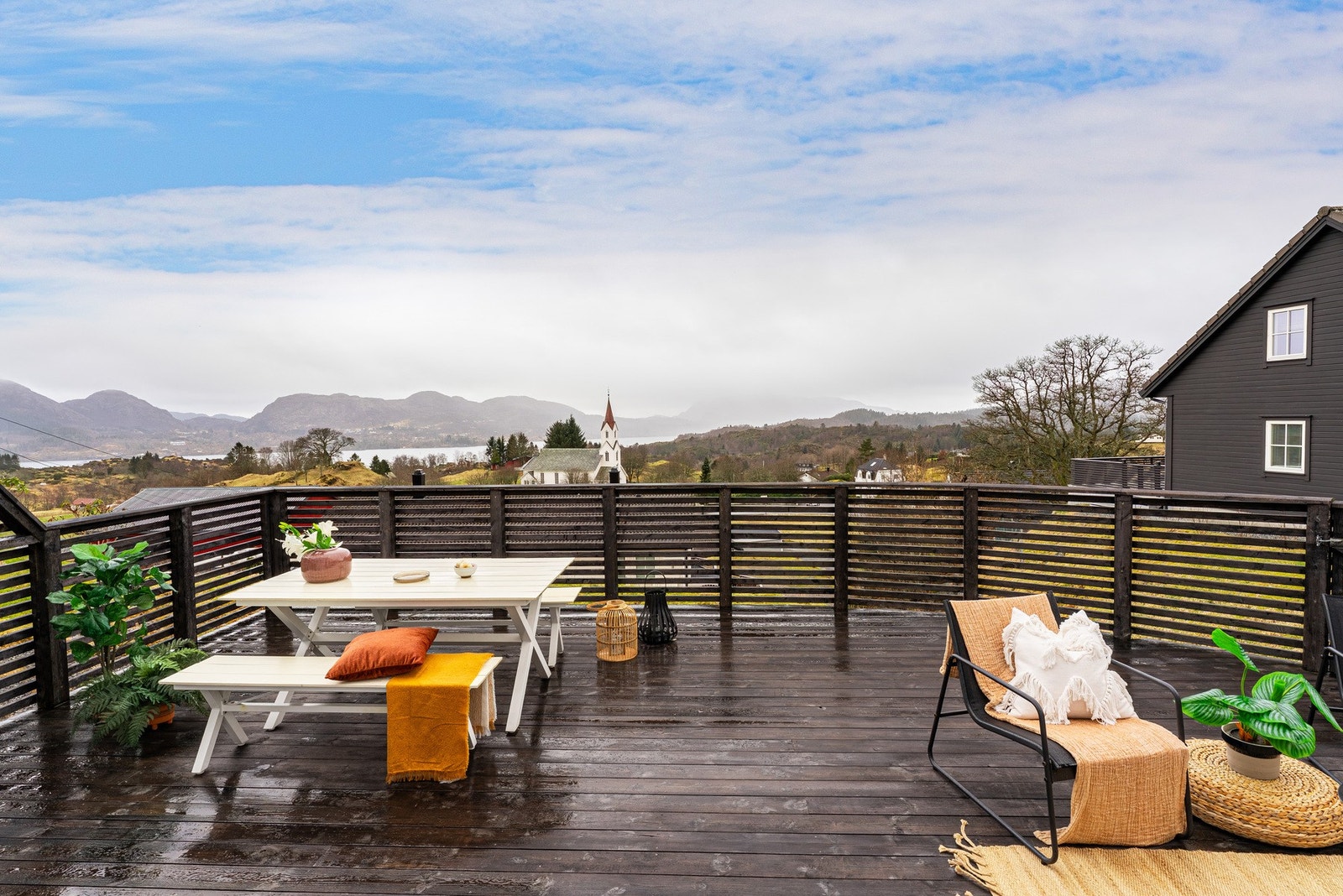 Fra terrassen kan man nyte flotte sommerdager. Det er meget gode solforhold og fin utsikt over nærområdet og sjø Galleribilde