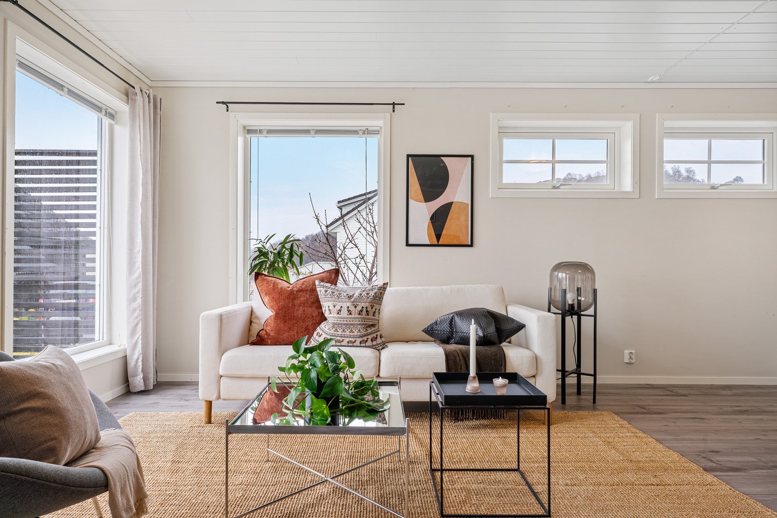 Stue/ kjøkken har et areal på 43 m² Galleribilde