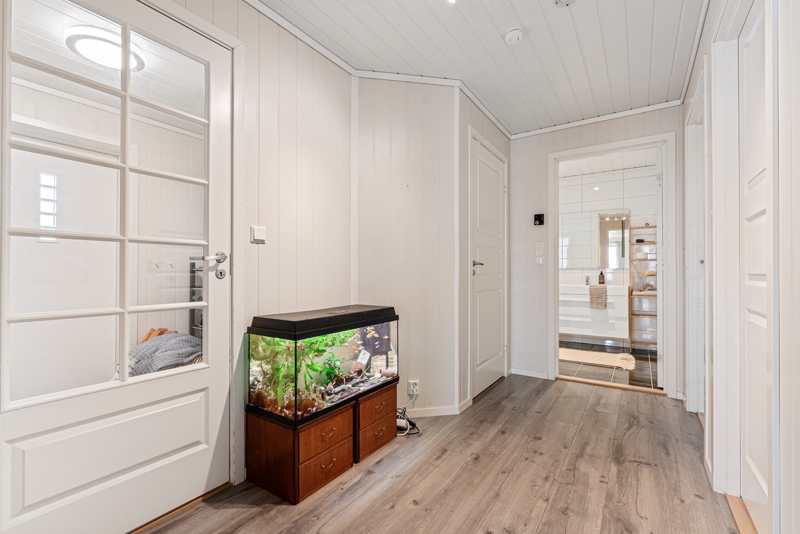 Gang/ hall med inngang til baderom, entre, soverom og vaskerom Galleribilde