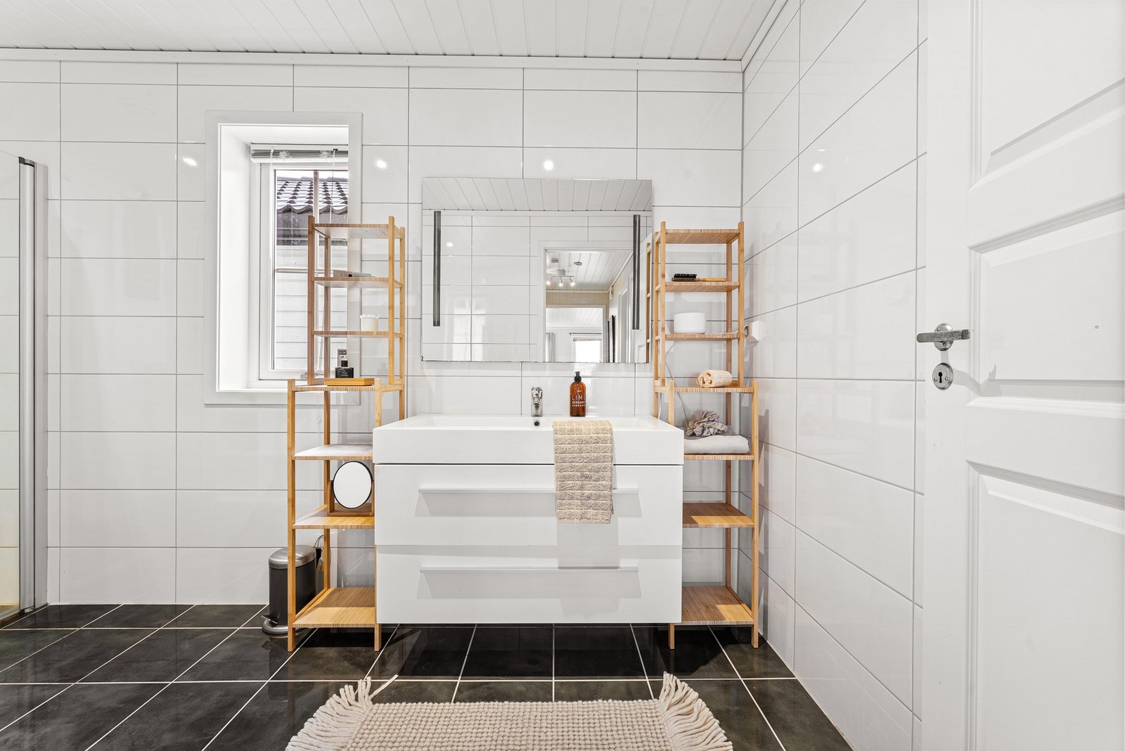 Helfliset og romslig baderom med spotter i himling Galleribilde