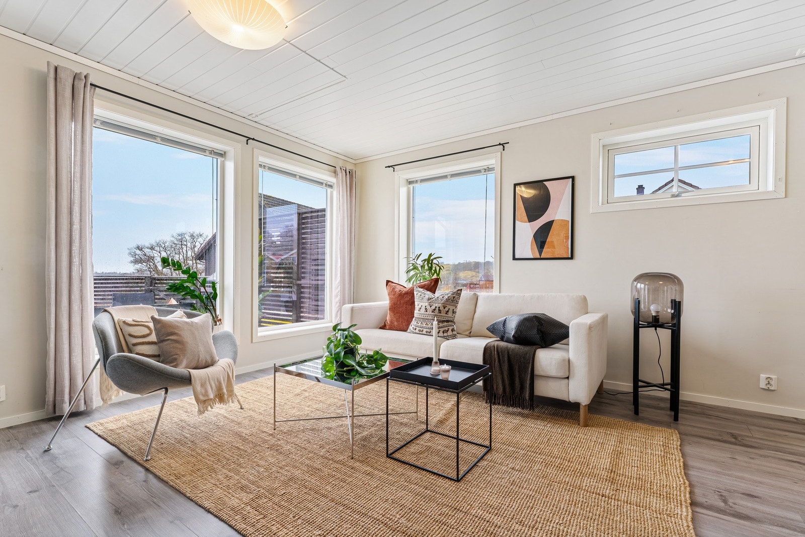 Det er varmekabler i samtlige gulv på hovedplanet. Vindfang, hall/ gang, vaskerom, bad, stue og kjøkken Galleribilde