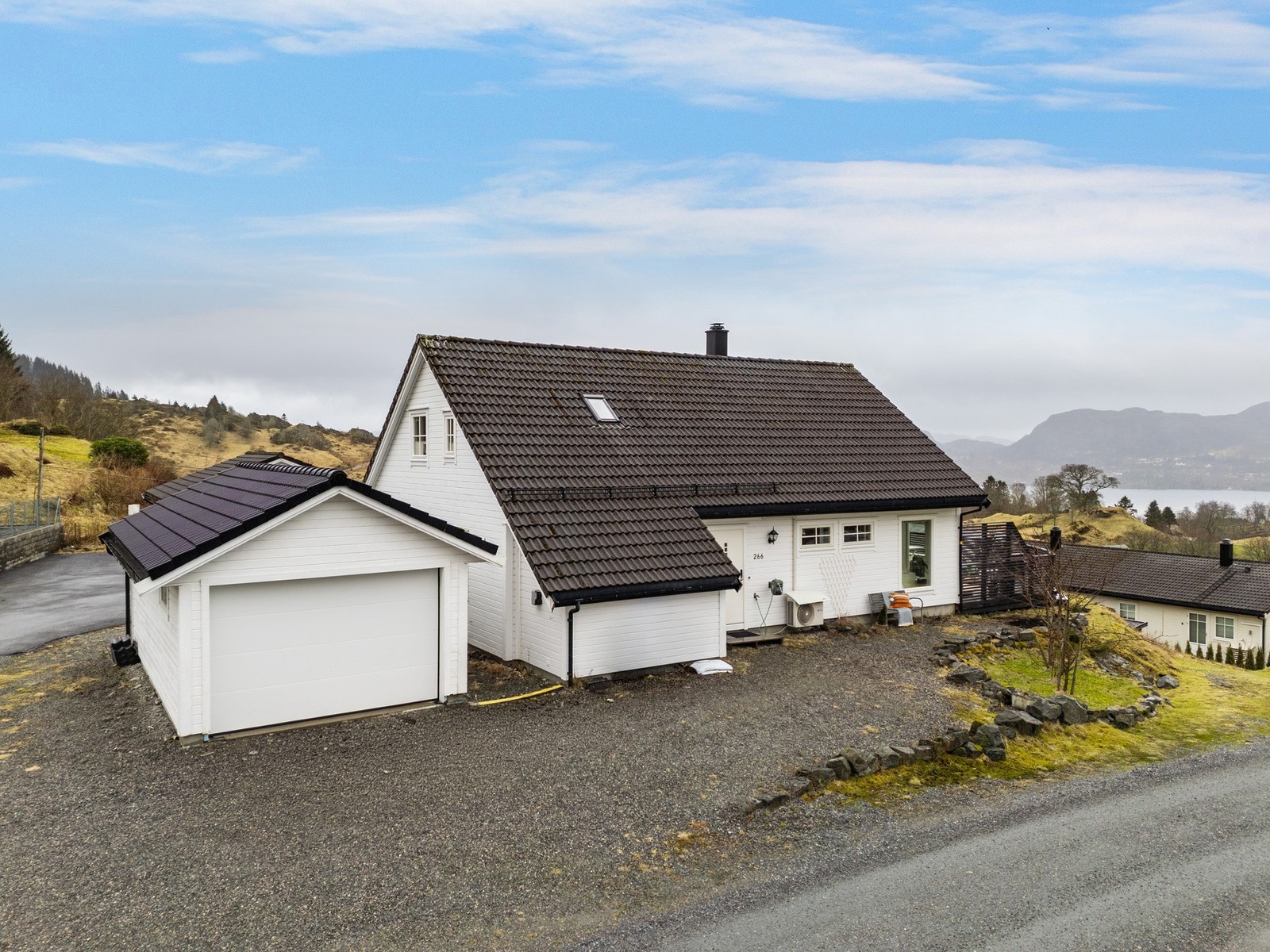 Enkel adkomst og god biloppstillingsplass. Galleribilde