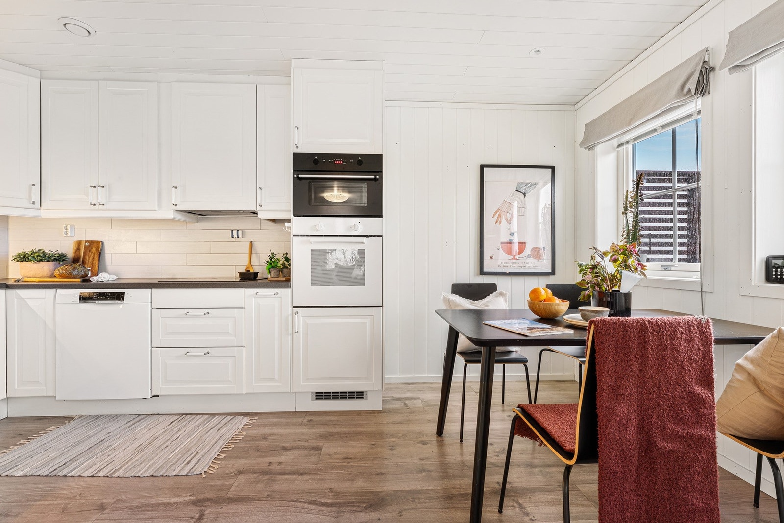 Pent kjøkken med spiseplass Galleribilde