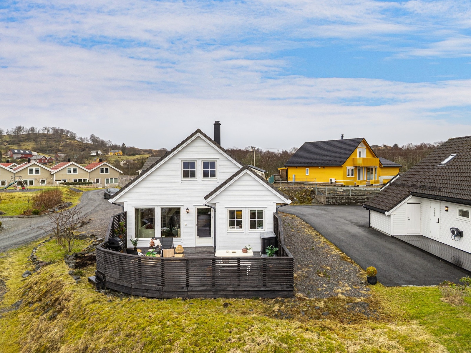 I området finner man flotte turmuligheter, med kort vei til sjø, fjell, åser, skog og mark samt fiskemuligheter. Galleribilde