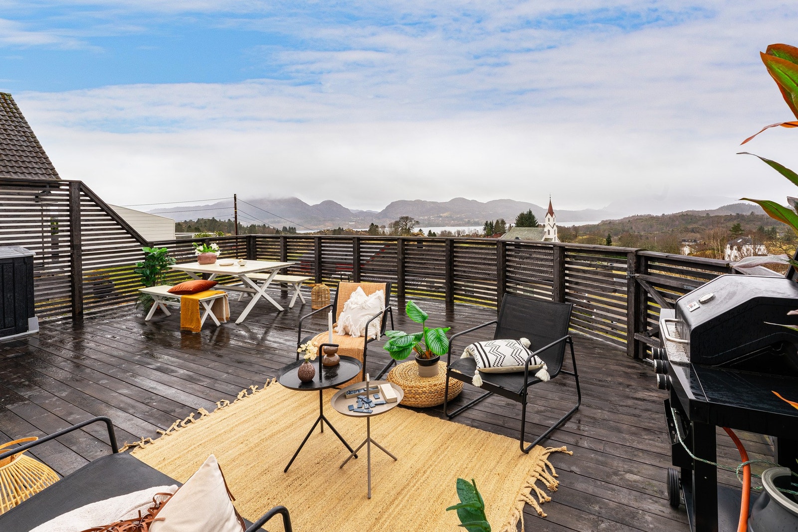 Familievennlig enebolig fra 2012 i etablert og barnevennlig område med meget gode solforhold og flott sjøutsikt Galleribilde