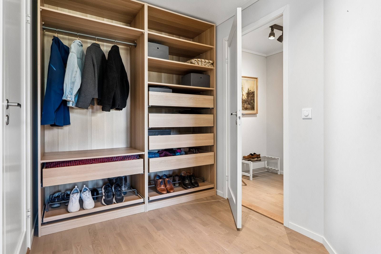 Praktisk garderobeløysing i tilknyting til entré - perfekt for oppbevaring av klede, sko og tilbehøyr Galleribilde