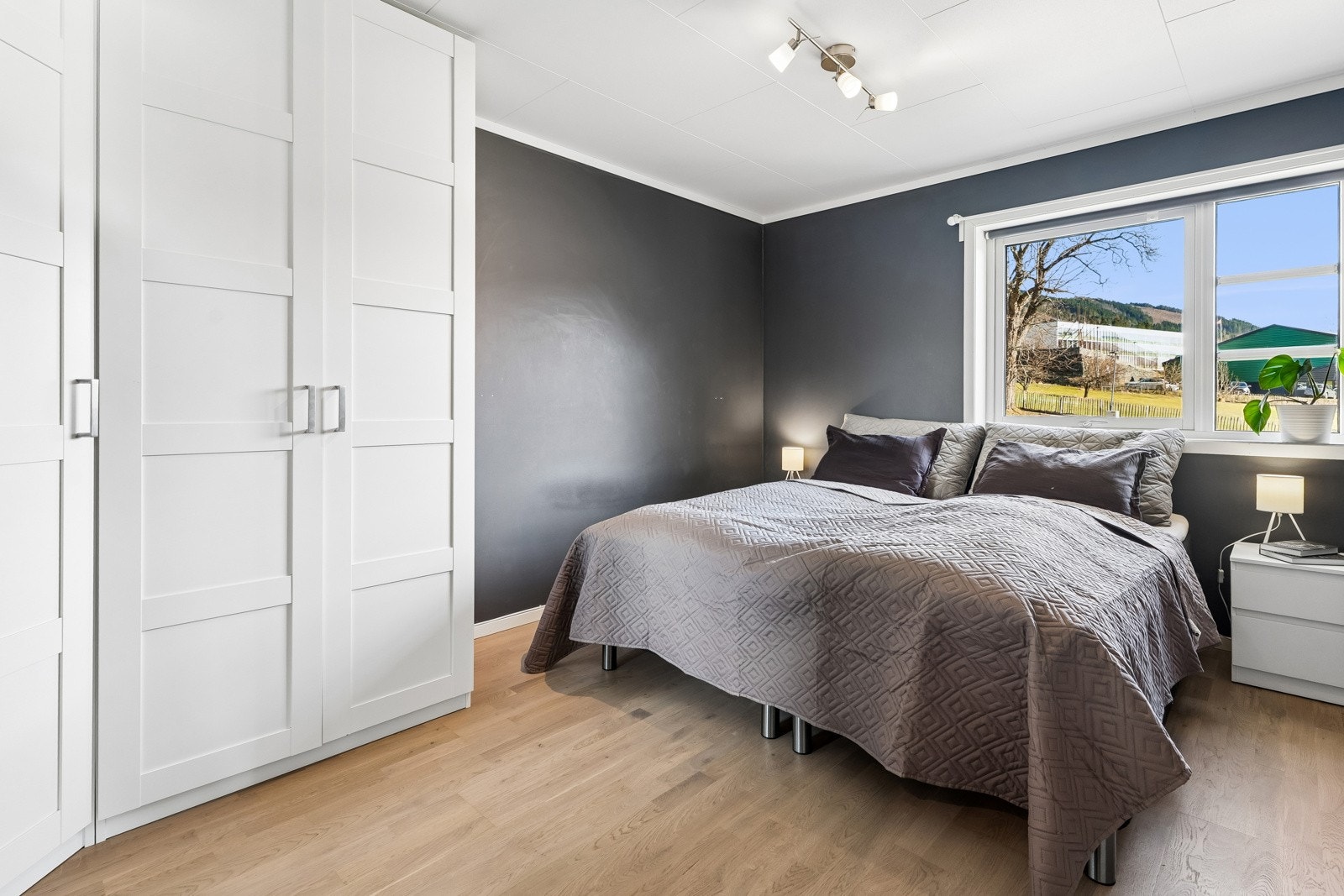 Hovudsoverommet er romsleg og delikat, med mykje skapplass! Galleribilde