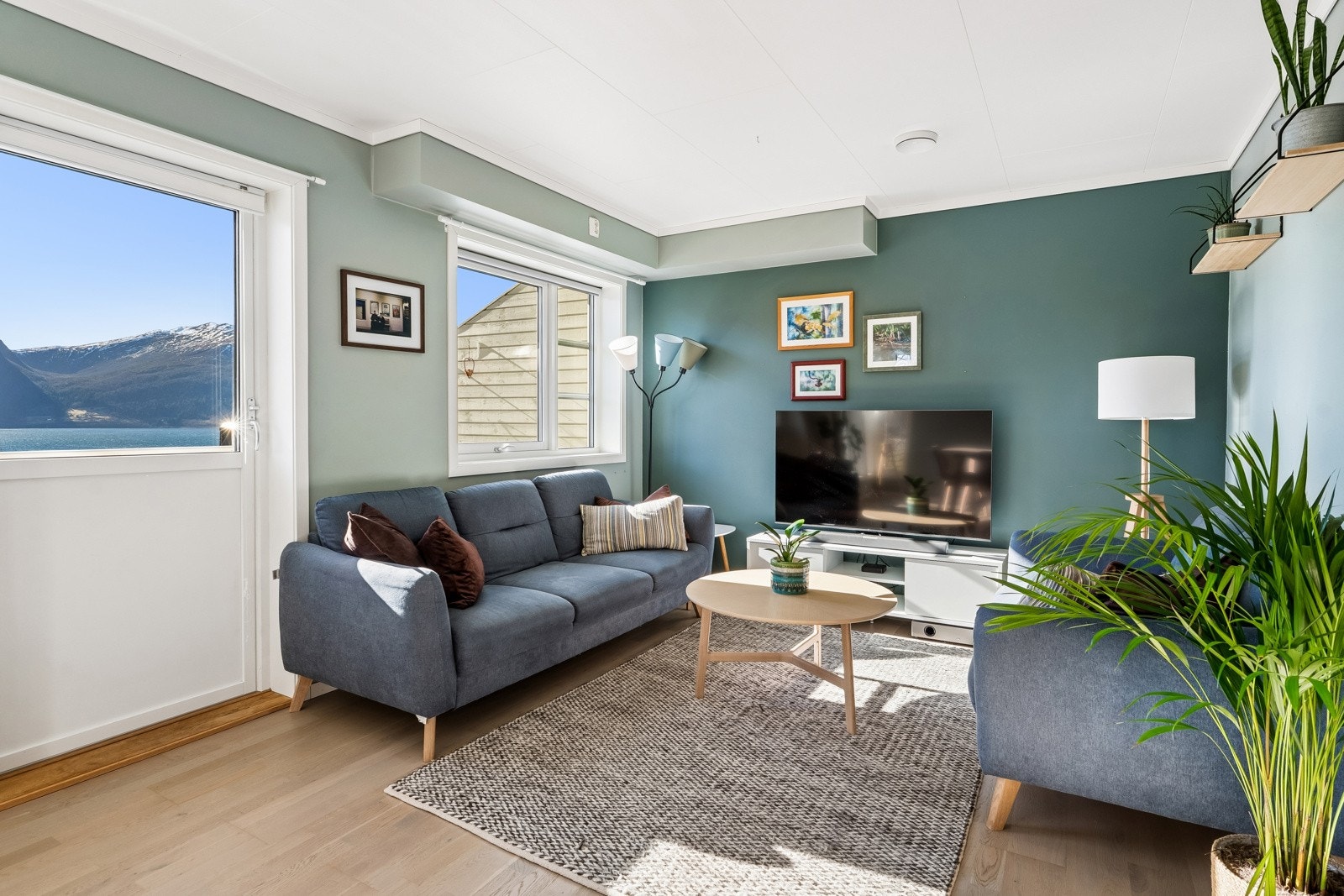 Frå stova er det utgang til flott terrasse Galleribilde