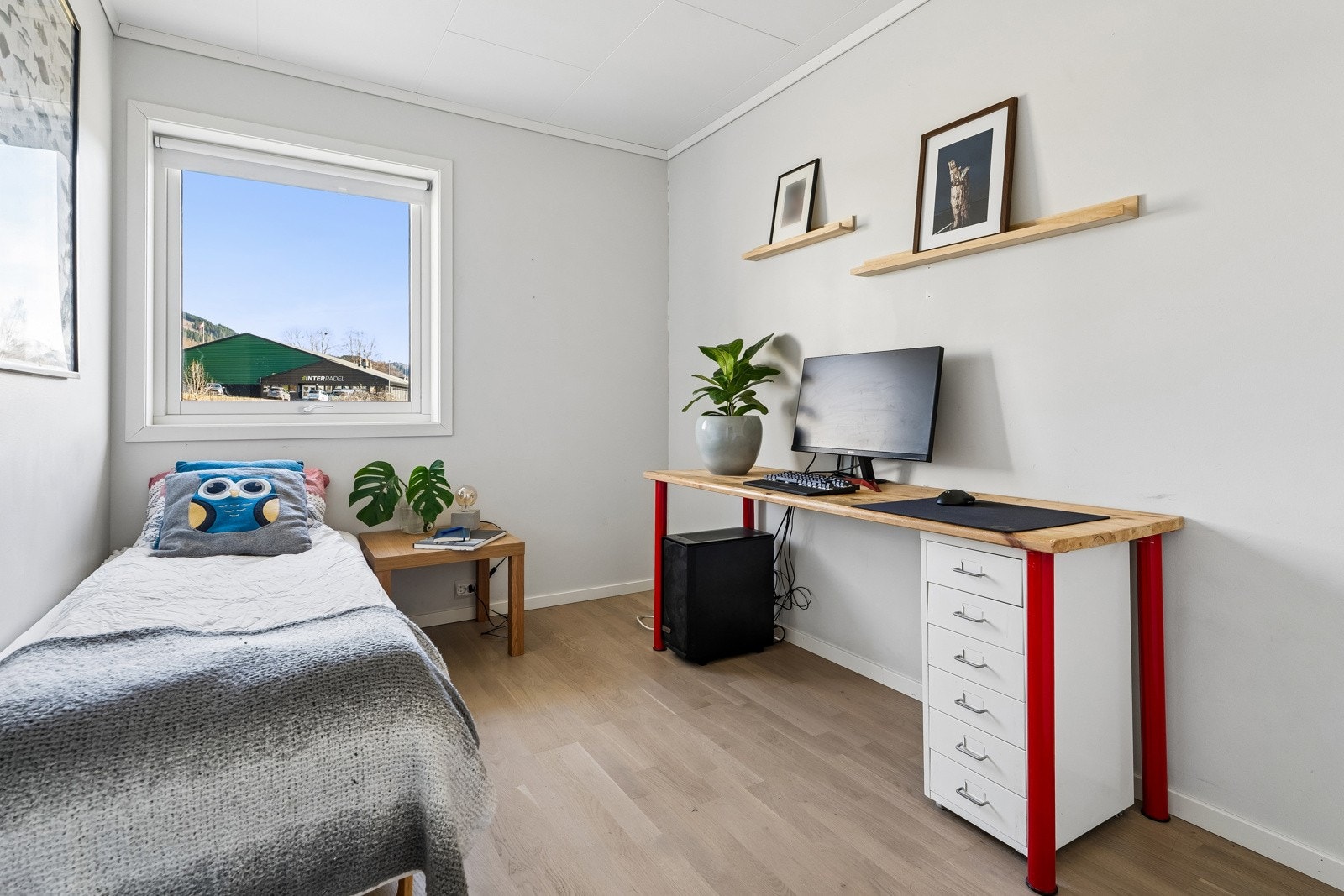 Det er to gode soverom i bustaden, roleg og fint beliggande Galleribilde