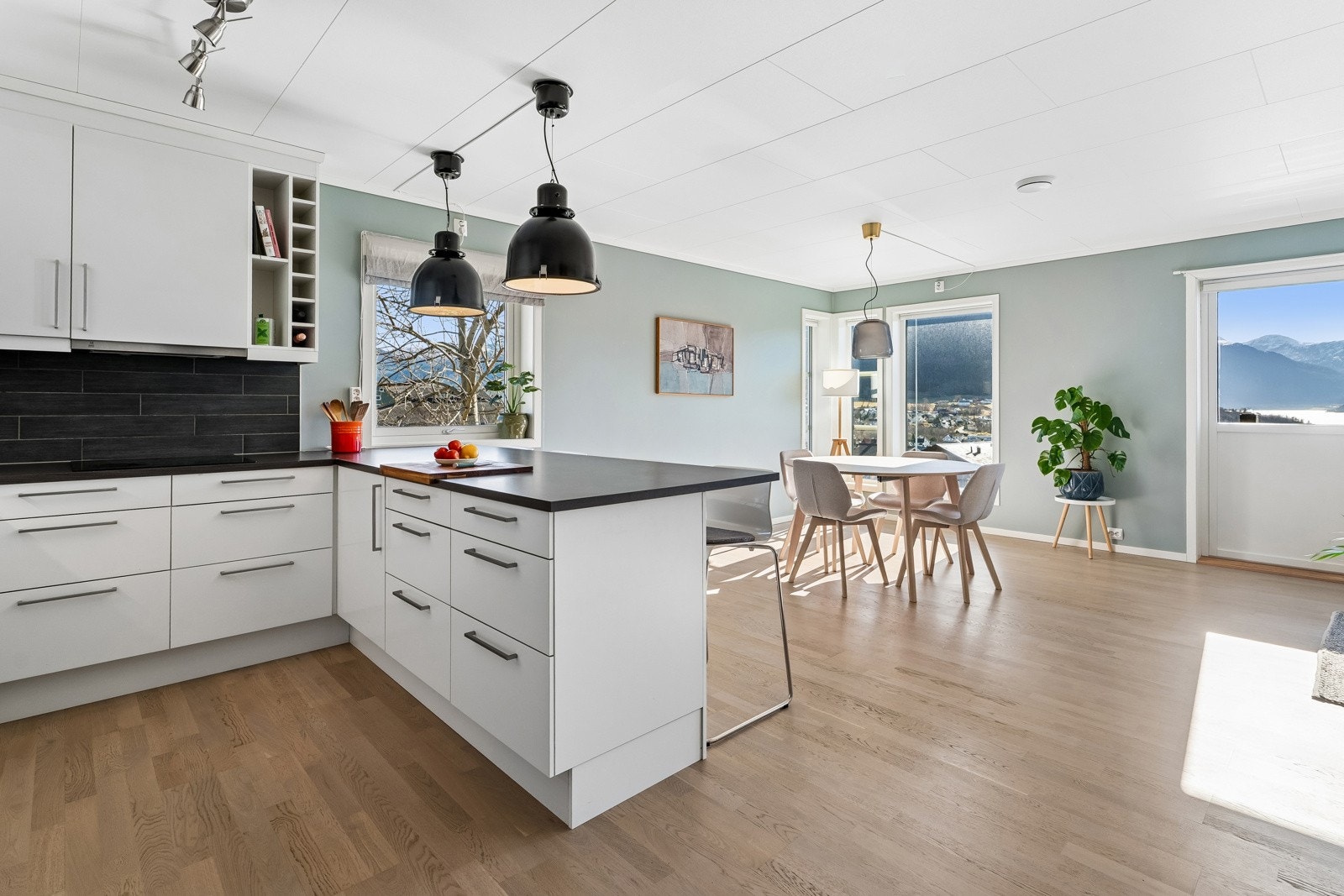 Stove og kjøkken er i open løysing og utgjer saman eit luftig og sosialt opphaldsrom Galleribilde