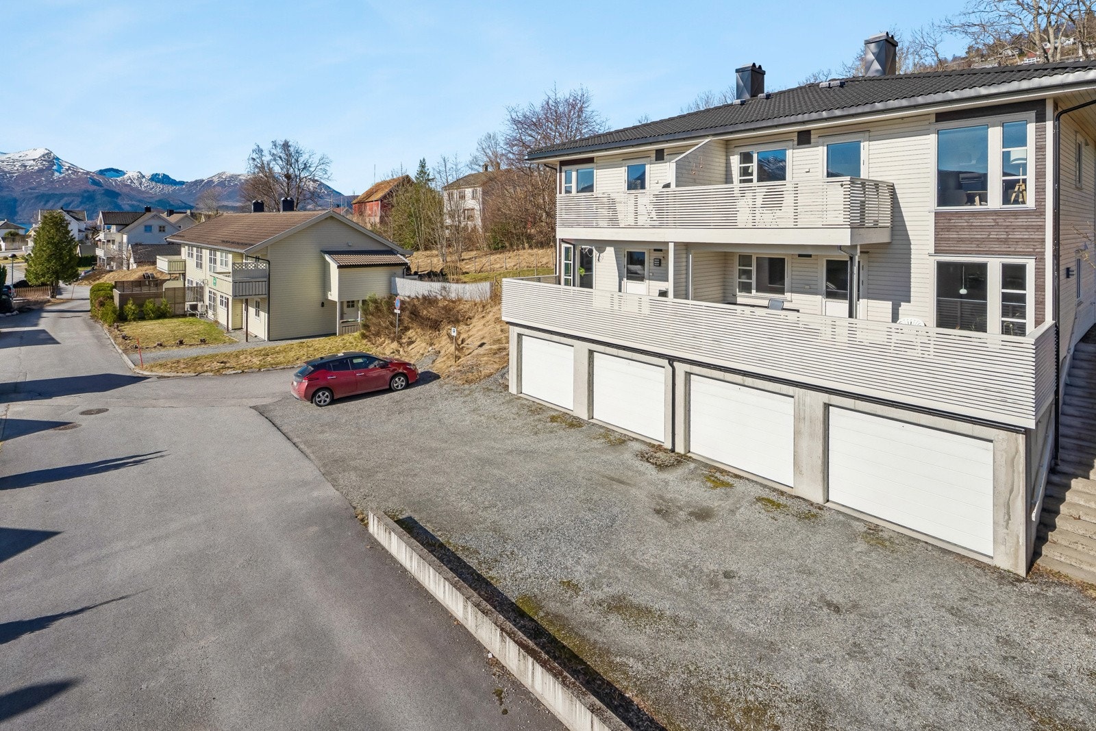 Bustaden disponerer garasje i felles garasjeanlegg - her er også sportsbod i tilknytning Galleribilde