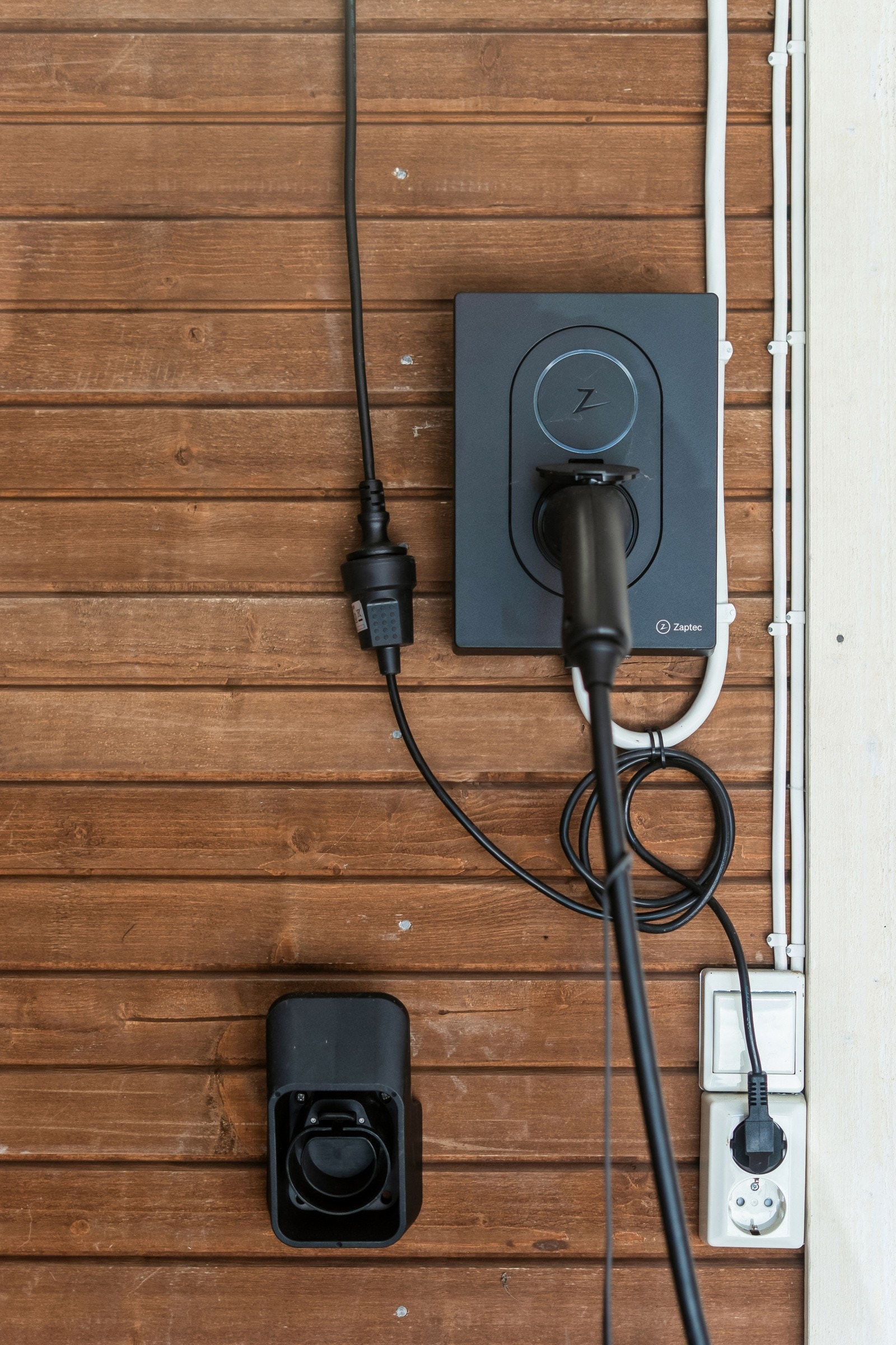 El-bil ladar i garasje frå 2024 Galleribilde