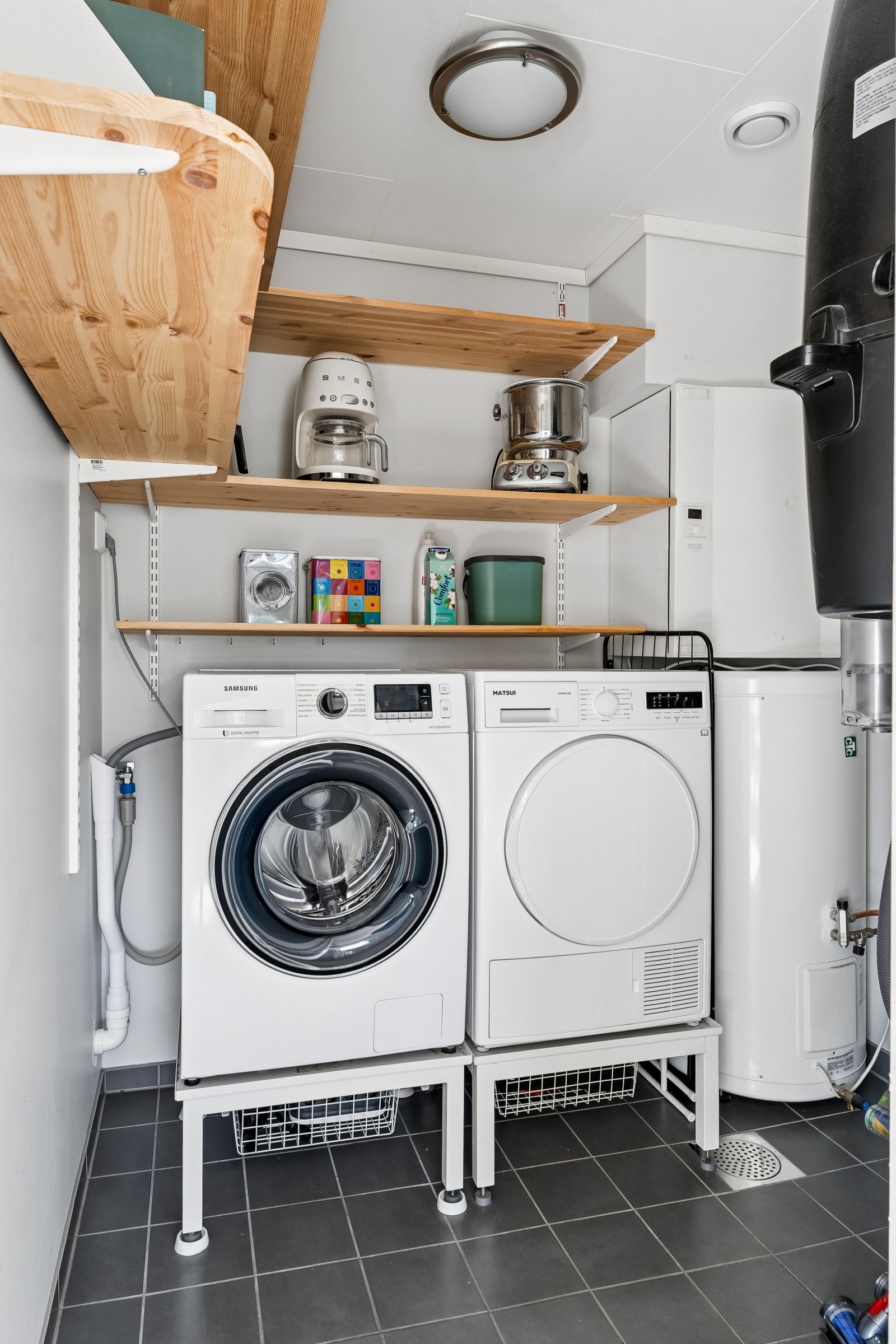 Separat vaskerom med praktiske hyller Galleribilde