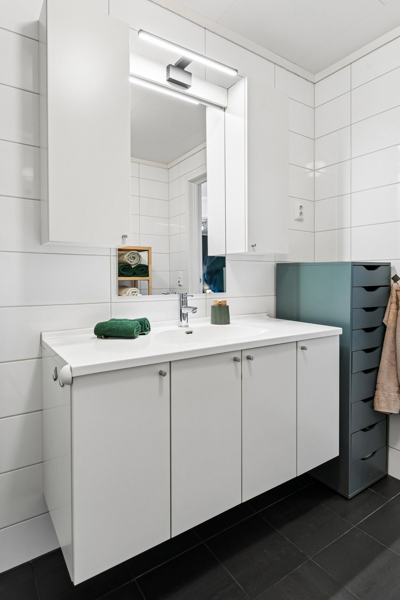 Oppbevaingsplass får ein sjeldan nok av - her er både under- og overskap Galleribilde