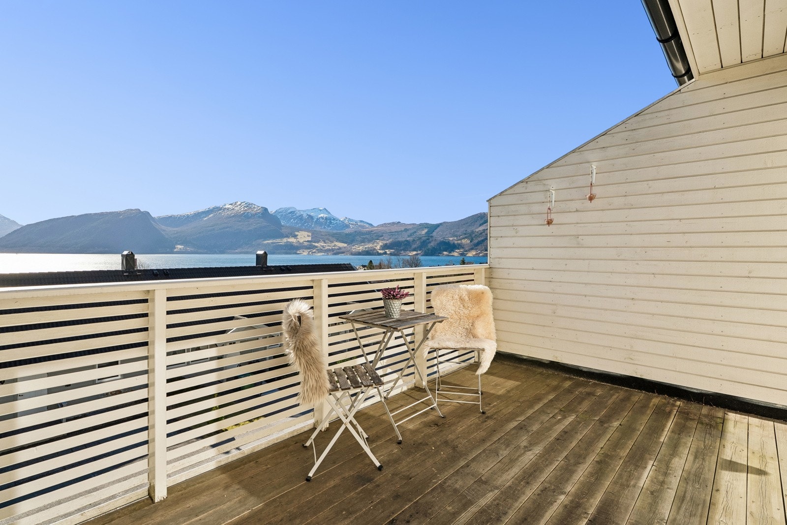 Levegg mot nabo gjer terrassen lun og fint skjerma. Her er det deilig å ete lunsjen ute og nyte solstrålar og varmen Galleribilde